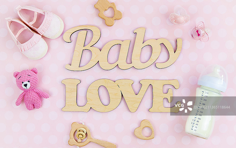 瓶装牛奶和婴儿用品特写图片素材