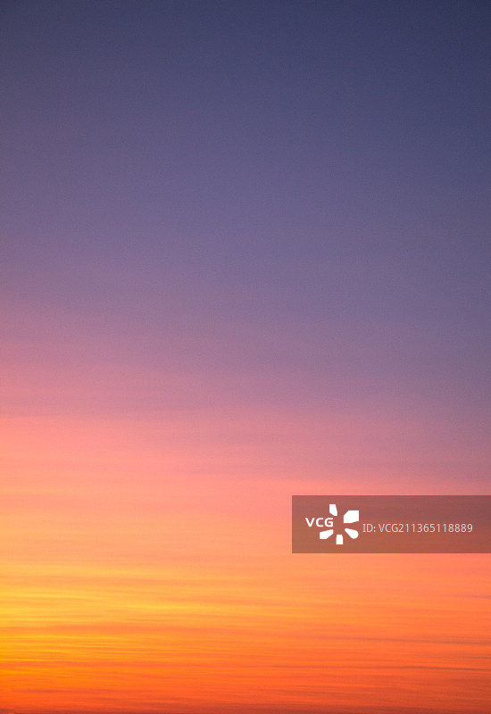 多云的彩色天空，日落时分的壮丽景色图片素材