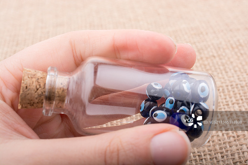 手持瓶装邪恶之眼珠图片素材