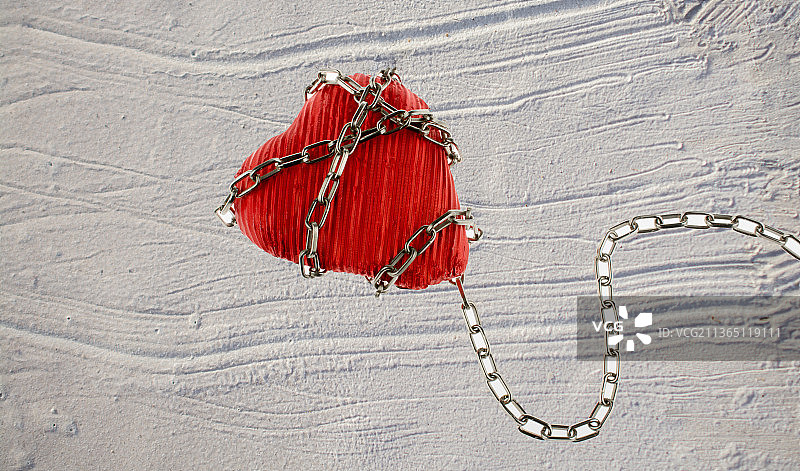 作为背景的木板，桌子上心形装饰的高角度视图图片素材