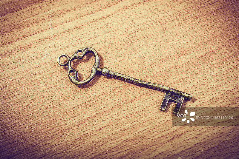 木质纹理上的复古装饰钥匙图片素材