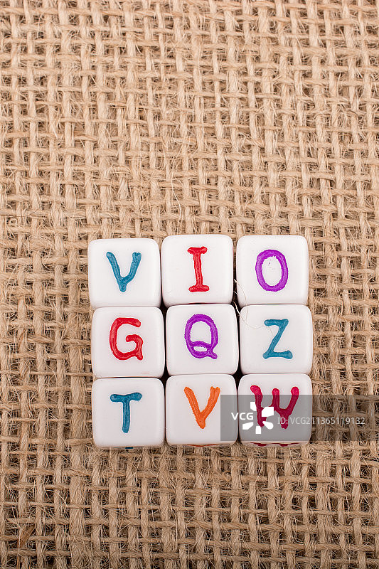 帆布上的彩色字母方块图片素材