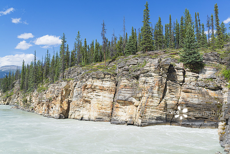 加拿大阿萨巴斯卡森林中的岩石景观图片素材