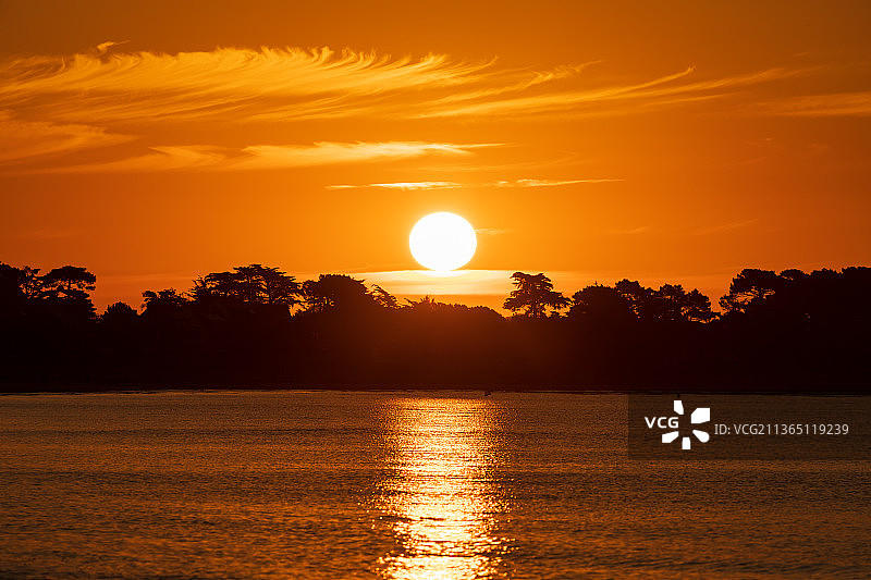 法国卡纳克海滩大道橙色天空下的海景图片素材