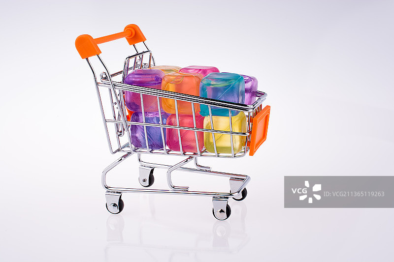 购物车中的模块：装满彩色模块的购物车特写，背景为白色图片素材