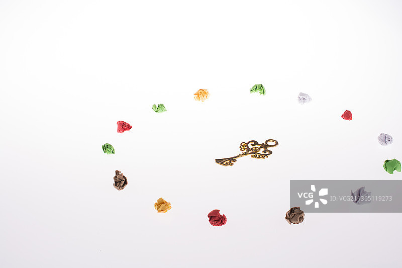 被锁链束缚的双手，白色背景上的装饰特写图片素材