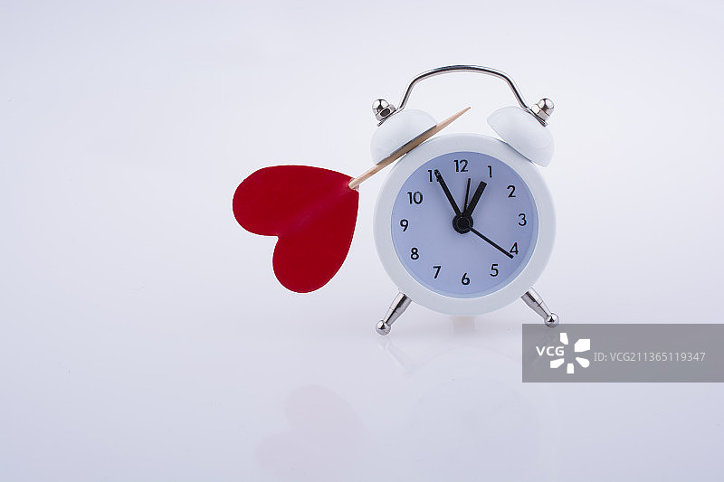 白色闹钟和红色心形图片素材