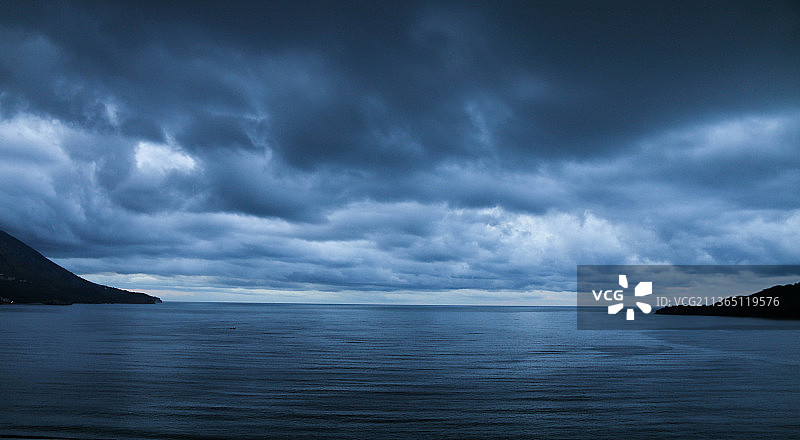 暴风雨前一分钟，壮丽的海景图片素材