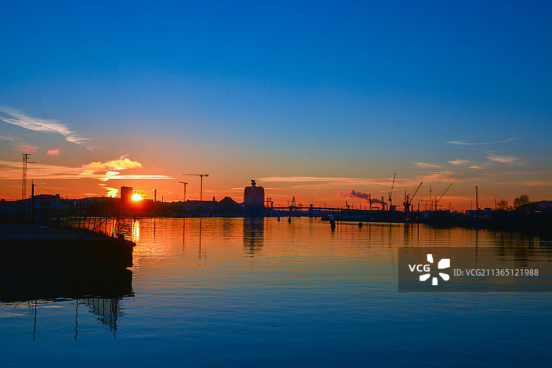 哥德堡城市日落：日落时分河流的景色（瑞典）图片素材