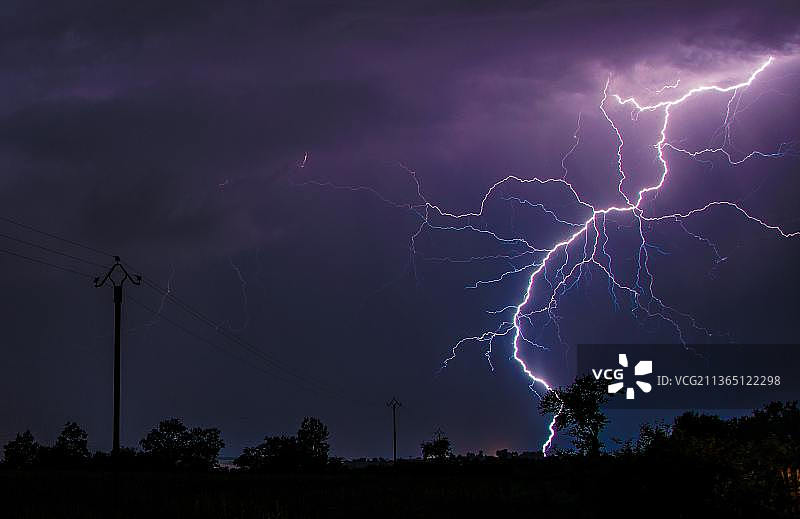天空中的闪电，印度乌卡达姆的低角度夜景图片素材