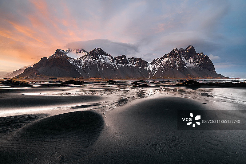 冰岛风景：日落时分天空下的海景图片素材