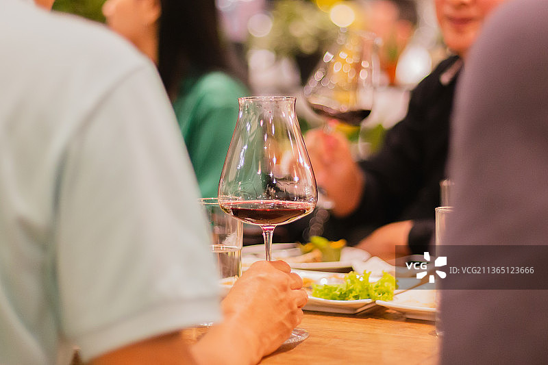 会议晚餐桌上红酒杯图片素材