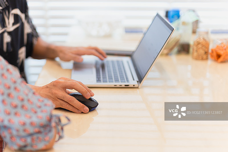 在会议上使用鼠标在笔记本电脑上工作的商人团队图片素材