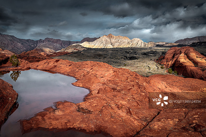 冬雨，岩层映衬天空的景色图片素材