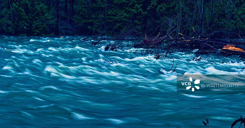 暴风雨后的急流，森林中河流流动的风景图片素材