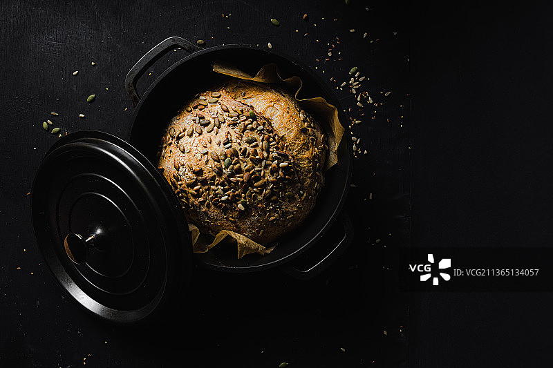 黑色背景上的面包图片素材