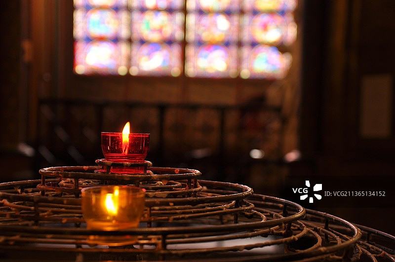 巴黎教堂里点燃的蜡烛特写，法国图片素材