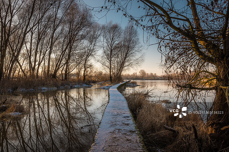 日落时波兰奥特沃克湖泊的风景图片素材
