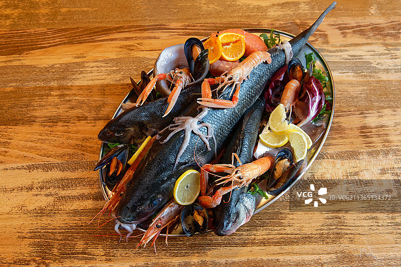 餐厅海鲜精选，碗中海鲜高角度视图图片素材