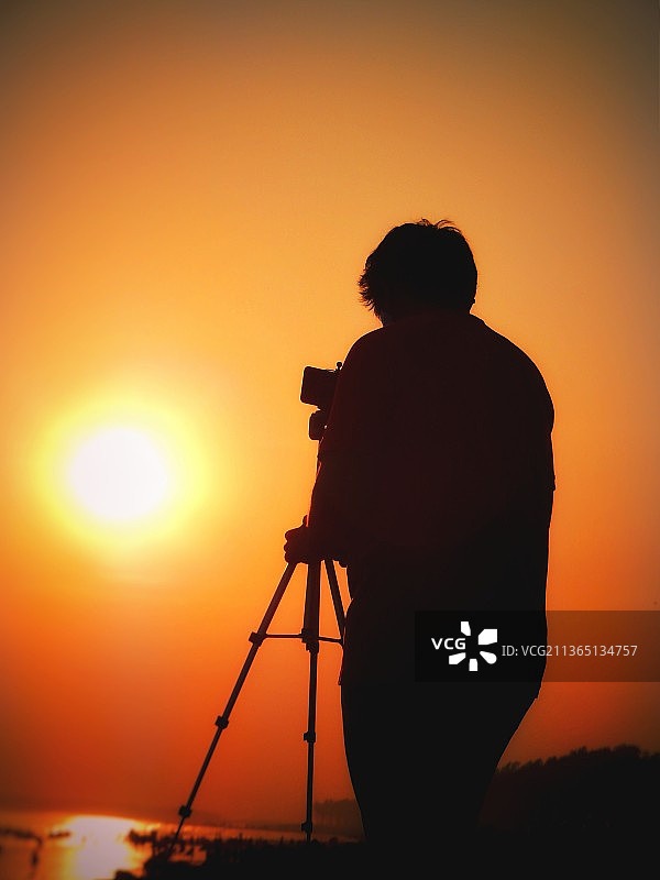 日落时分在印度西孟加拉邦加尔各答拍摄的男子剪影图片素材