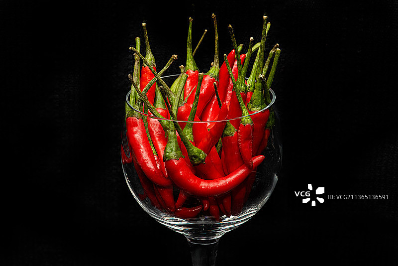 黑色背景下碗中红色辣椒的特写图片素材