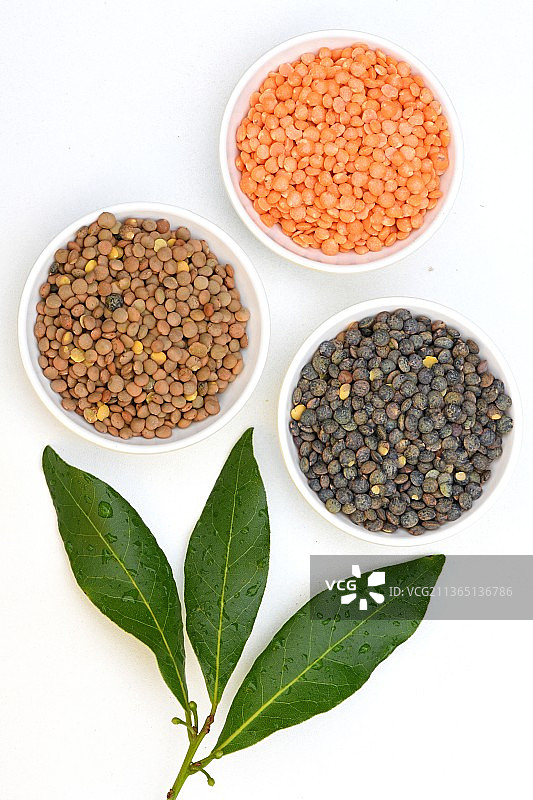 白色背景下碗中各香料特写图片素材