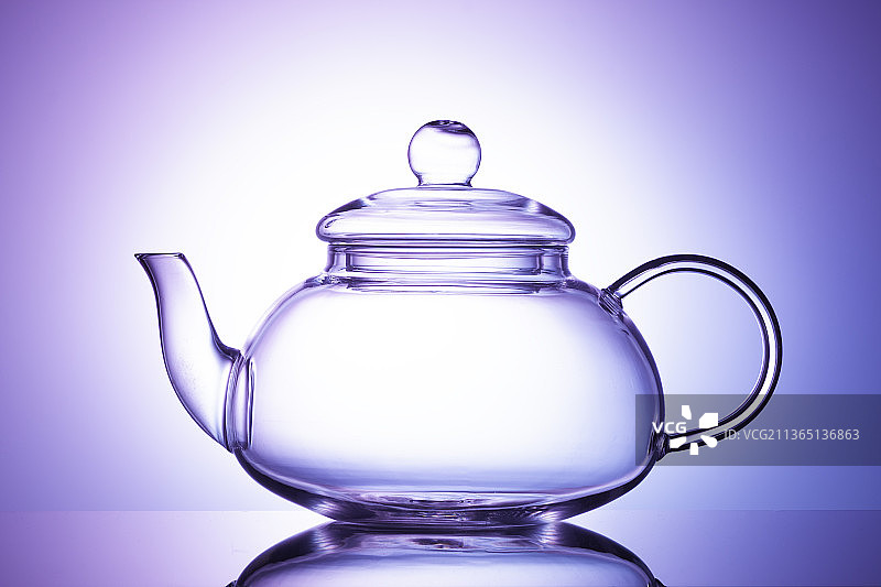 彩色背景上的玻璃茶壶图片素材