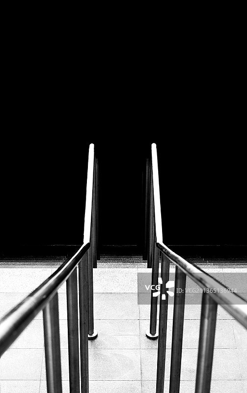 深渊：瑞典黑色背景上的栏杆特写图片素材