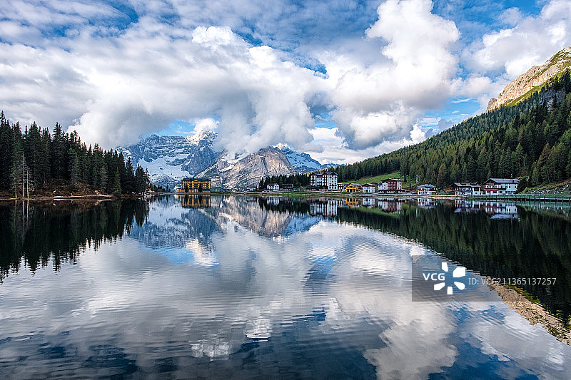 意大利贝卢诺米苏里纳湖全景图片素材