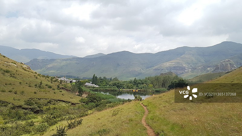 风景优美的风景和山峰对着天空图片素材