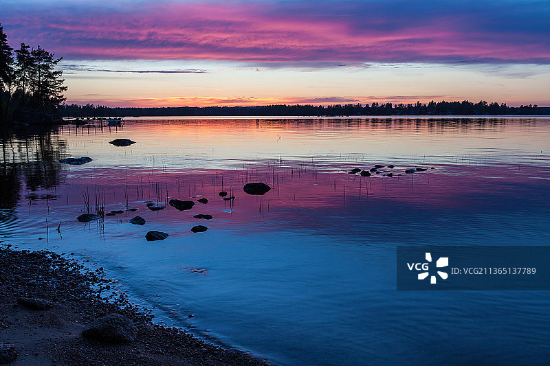 春夜，日落时分，芬兰科特卡湖泊的迷人景色图片素材