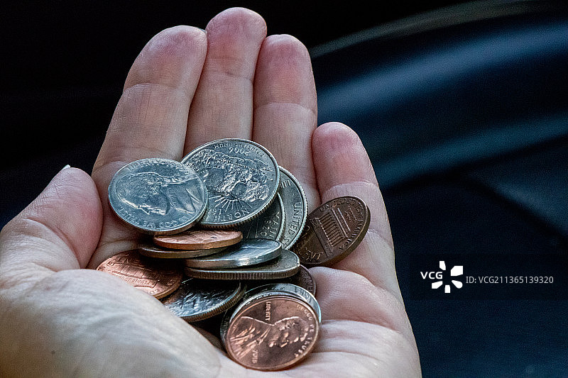 手持美国硬币，佛罗里达州，美国图片素材