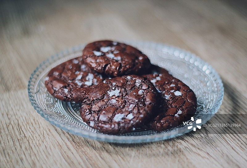 含海盐块的巧克力饼干图片素材