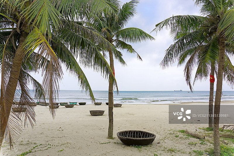 越南美溪海滩上的渔船图片素材