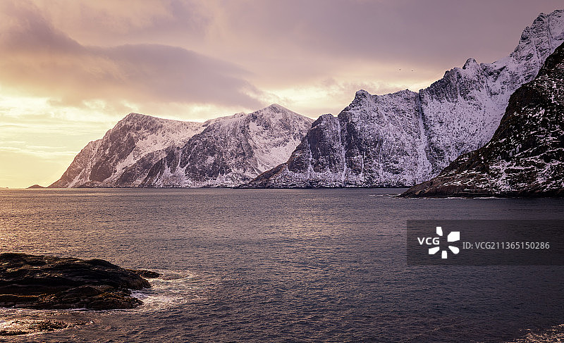 挪威诺德兰沿海海景与山脉日落图片素材