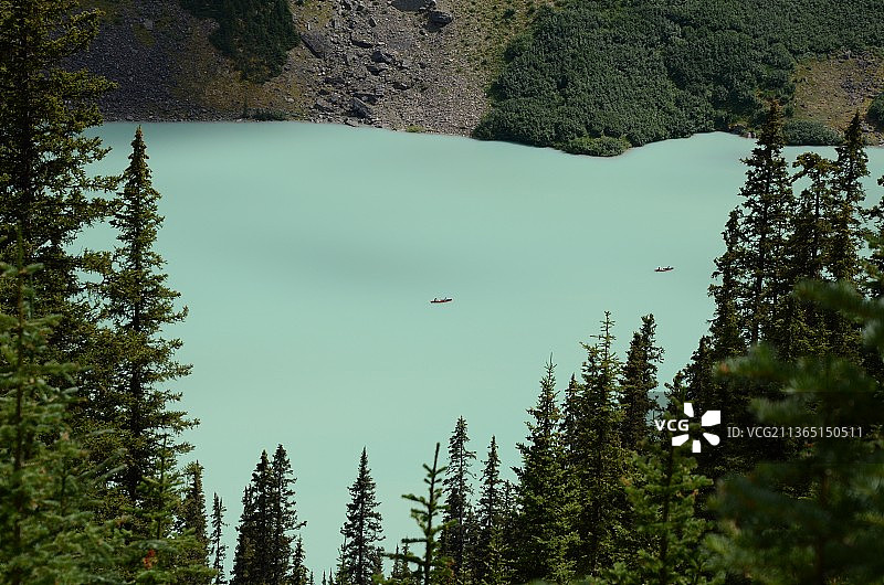 加拿大阿尔伯塔省班夫路易斯湖上的独木舟图片素材