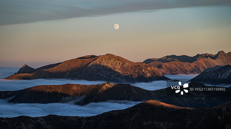 日落时雪山映衬天空的风景图片素材