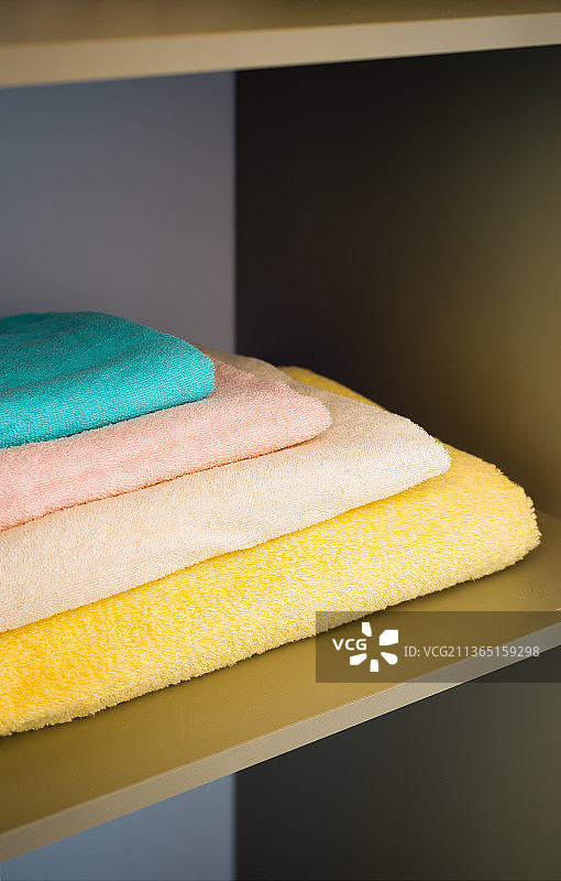 家中架子上毛巾的特写照片图片素材