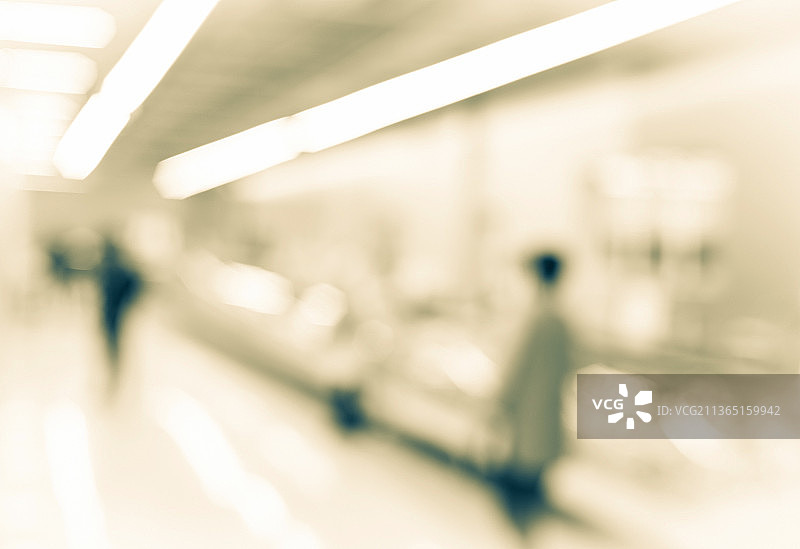 在走廊里行走的人们图片素材