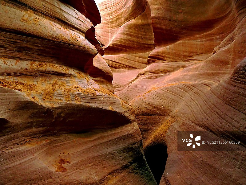 羚羊峡谷岩层低角度景观，美国图片素材