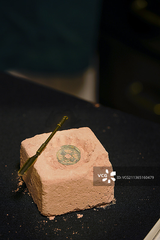考古盲盒挖出古代货币图片素材