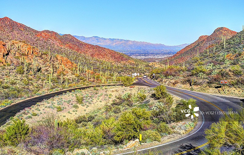 美国亚利桑那州图森的晴空山景图片素材