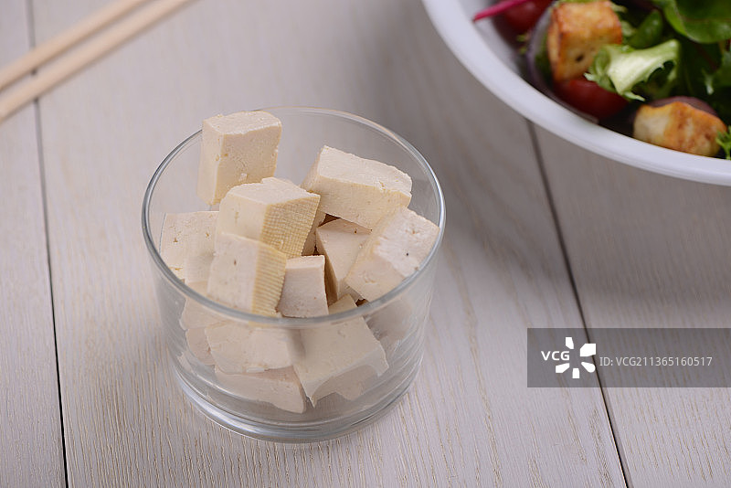 老豆腐块，高角度拍摄玻璃杯中的冰糖图片素材