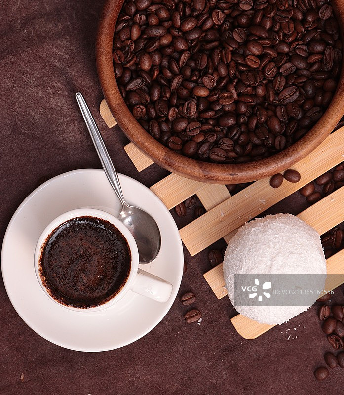 咖啡与甜点：俯视白俄罗斯咖啡杯与咖啡豆图片素材