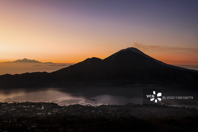 巴图尔火山日落剪影，印度尼西亚巴厘岛图片素材