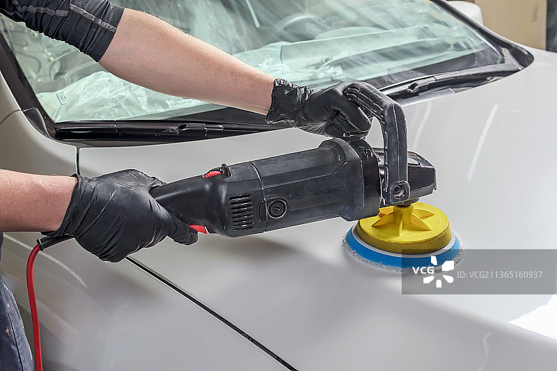 汽车清洁护理：工人抛光汽车图片素材