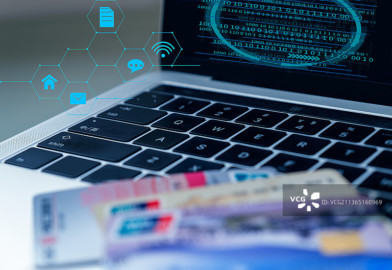 放在笔记本电脑上的银行卡图片素材