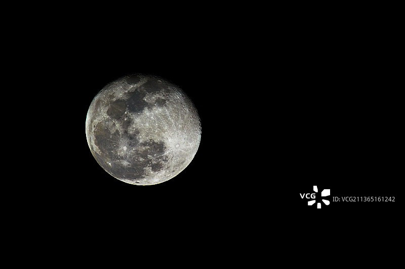 超级月亮闪耀夜空，印度特伦甘纳邦海得拉巴图片素材