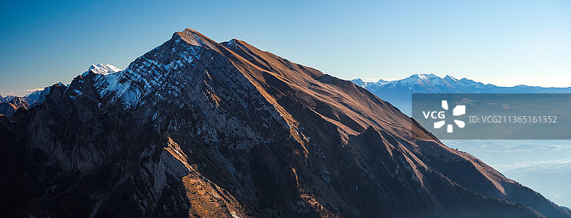 塞尔瓦山全景，意大利威尼托索斯皮罗洛雪山映衬着晴朗的天空图片素材