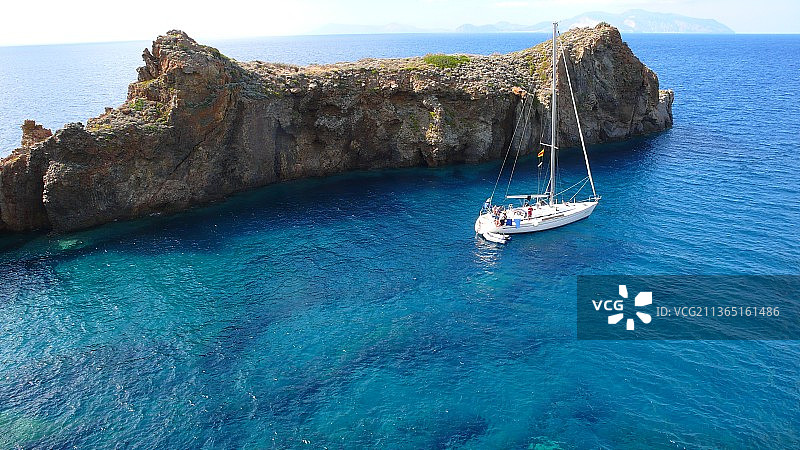 海中帆船的天空背景俯视图图片素材